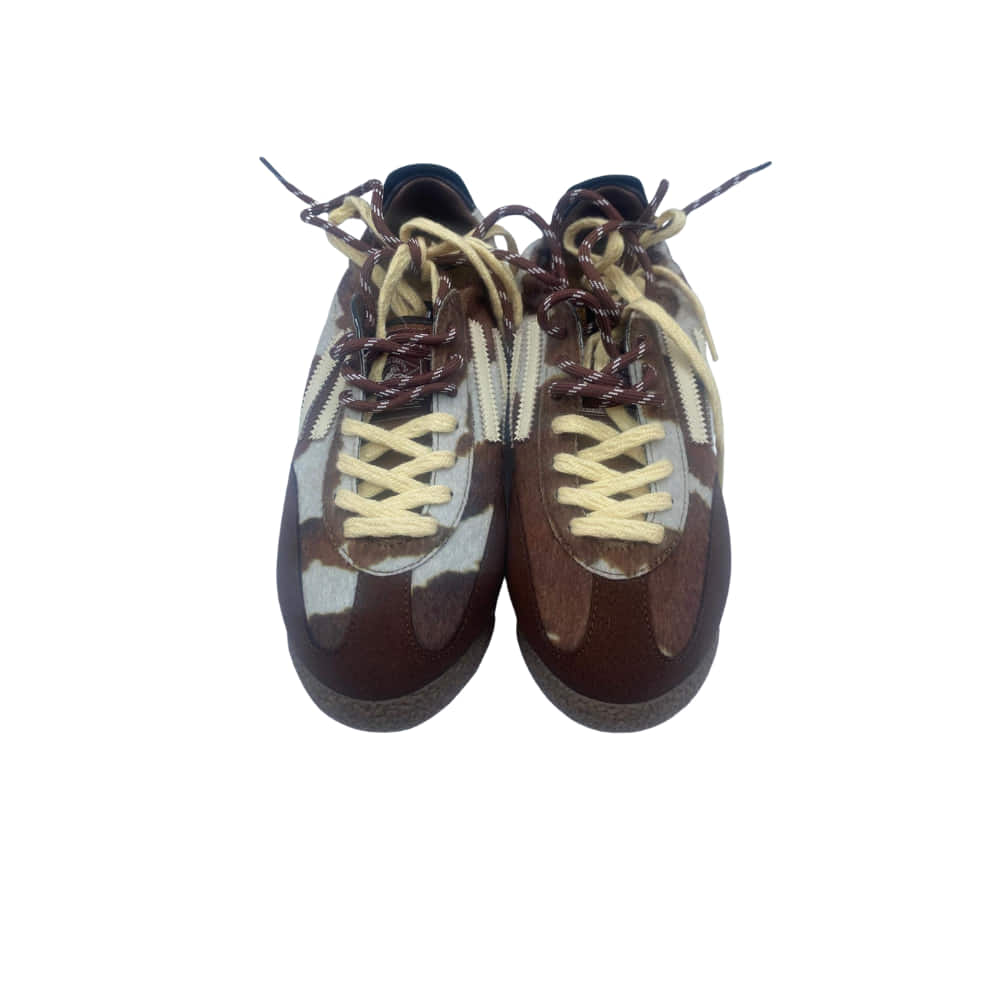 Deportivas Manchas Vaca Puraai frente Deportivas Manchas Vaca Puraai frente con crodones bicolor.