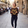 Outfit de chica con sudadera animal print