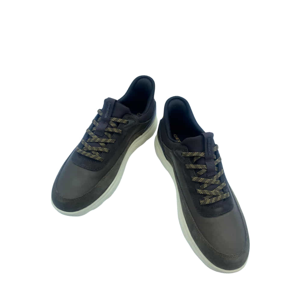 Deportivas Combi GEOX Ante Kaki perfil de suela blanca y cordones