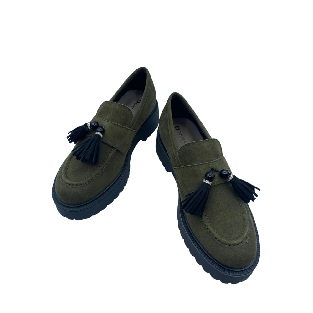 Mocasín Ante Verde Kaki con Plataforma y Borlas – Donna Serena perfil de chica