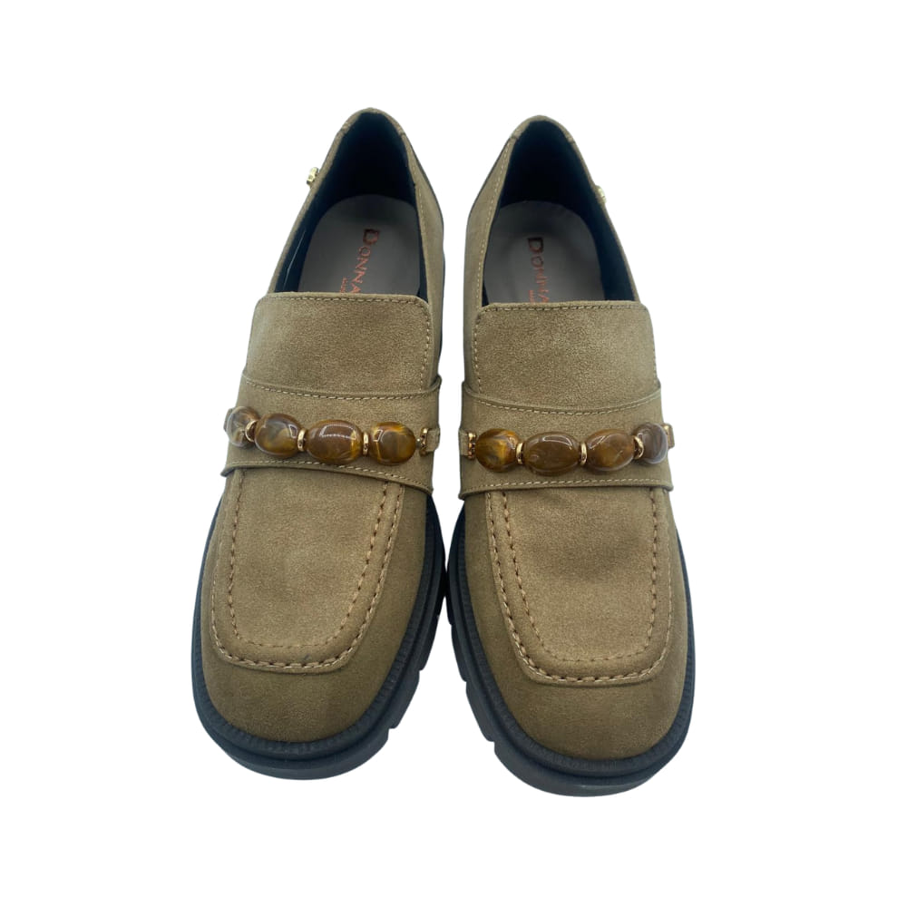 Mocasín con Piedras decorativas en Ante Taupé - Donna Serena frente Mocasín con Piedras decorativas en Ante Taupé - Donna Serena frente de plataforma