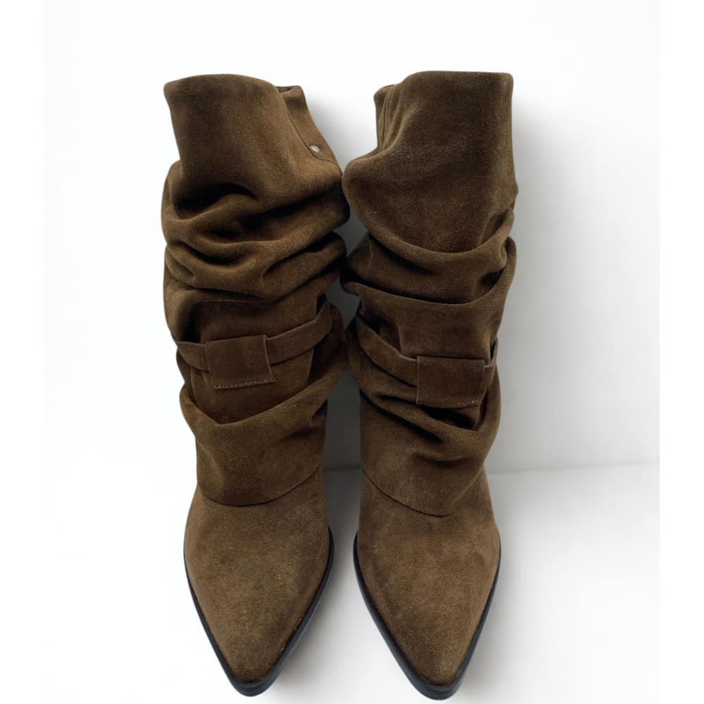 Bota Arrugada de Ante Marrón Chocolate con Tacón Fino Mimmú frente de mujer