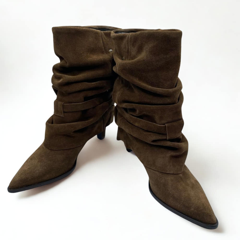Bota Arrugada de Ante Marrón Chocolate con Tacón Fino Mimmú perfil de punta afilada