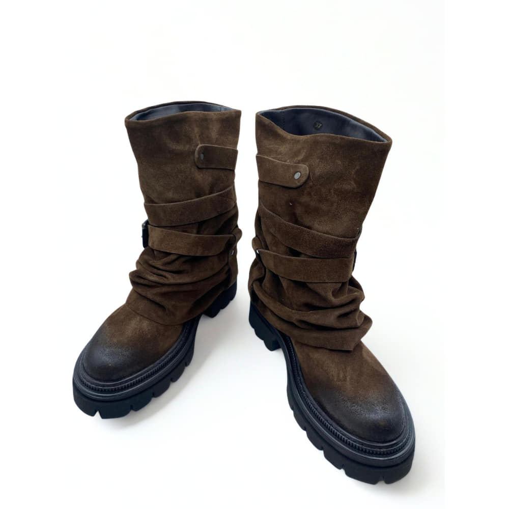 Bota Polaina Sport Ante con tres hebillas Marrón Mimmú perfil con pliegues