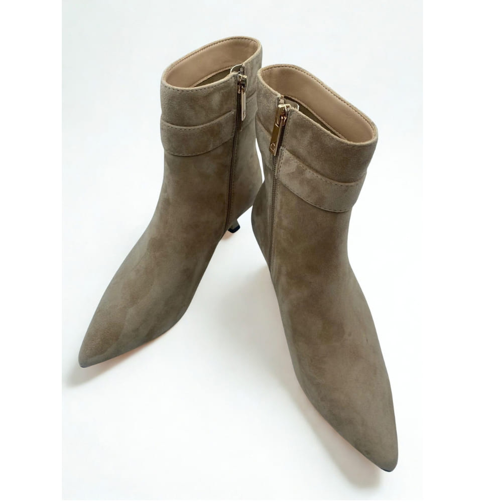 Botines en Ante Tacón medio fino Beige con detalle Donna perfil minimalista