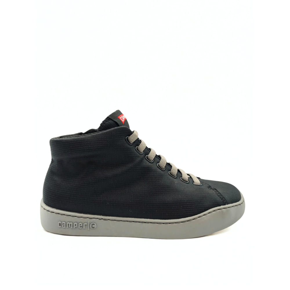 Deportivas Camper chico en Negro con cordones blancos