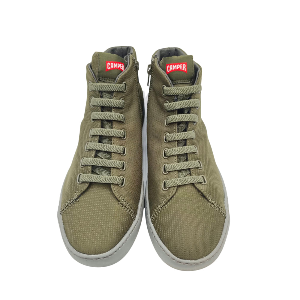 Deportivas Camper chico en verde kaki perfil con cordones a juego
