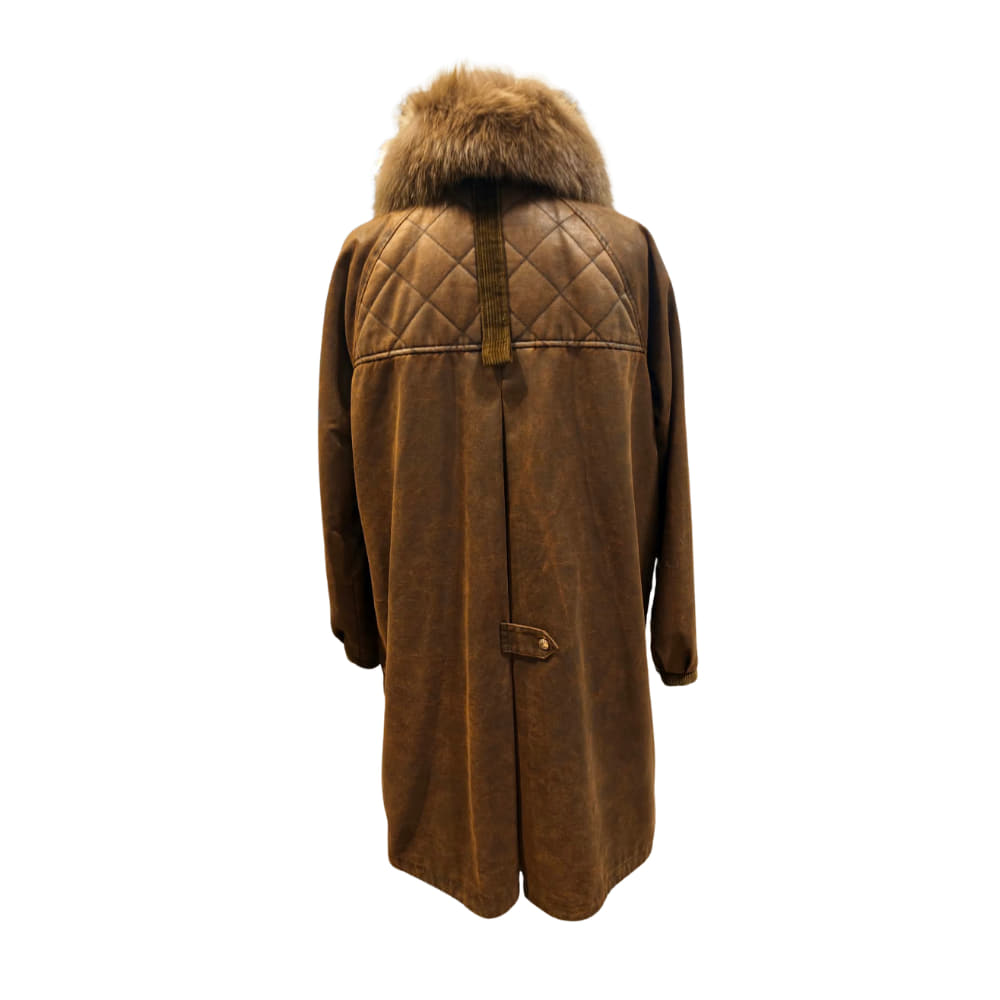 Parka Dichi Marrón con Cuello de Pelo trasera diseño elegante